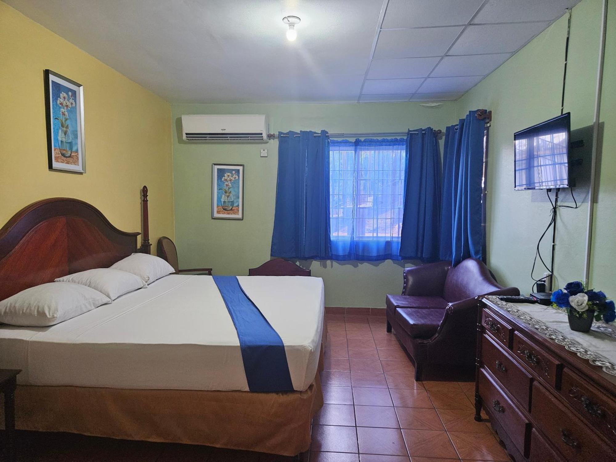 Palm Bay Guest House & Restaurant Montego Bay Exterior photo